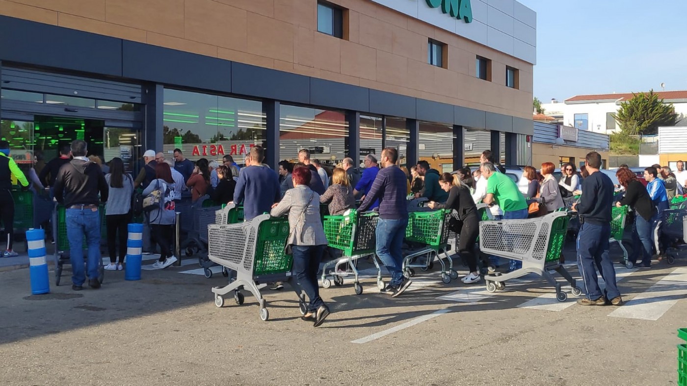 Colas en los supermercados para hacer acopio de alimentos