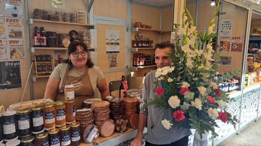 Flores y dulces tradicionales antes de Todos los Santos