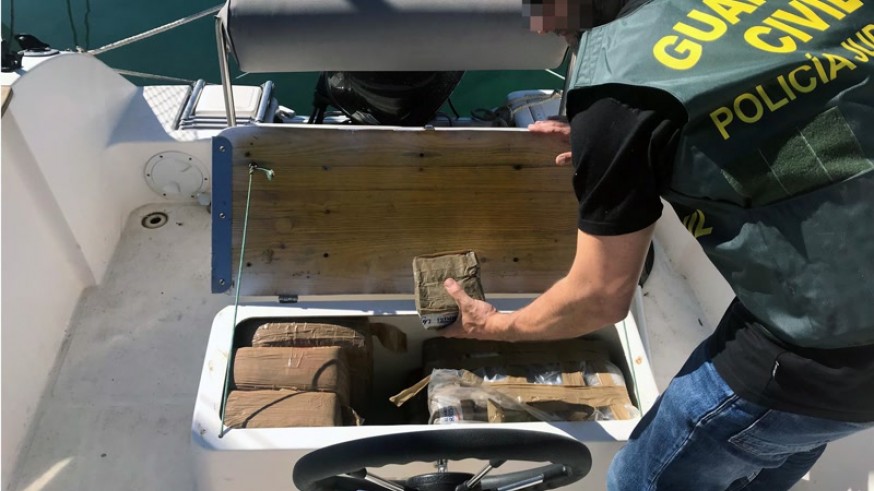 Momento en el que la Guardia Civil se incauta del hachís
