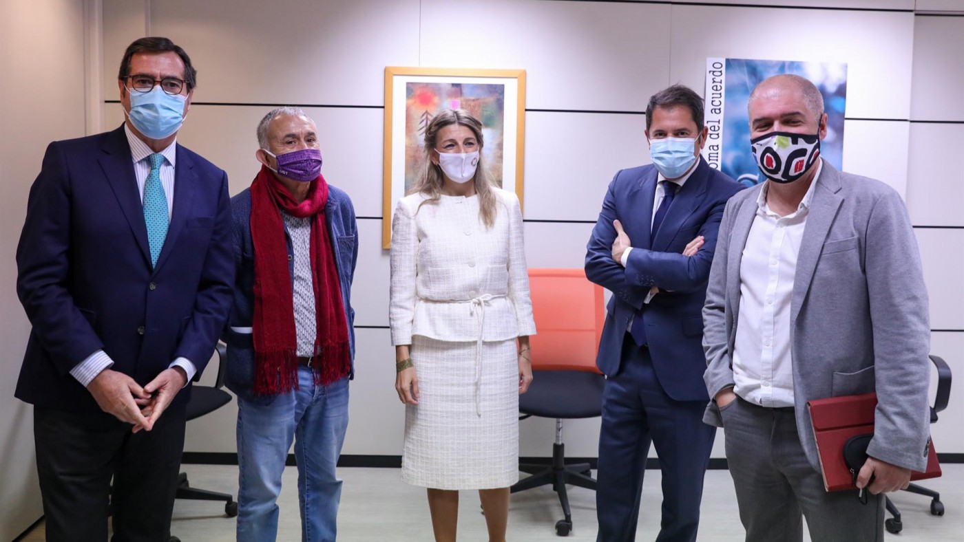 La ministra junto a los agentes sociales