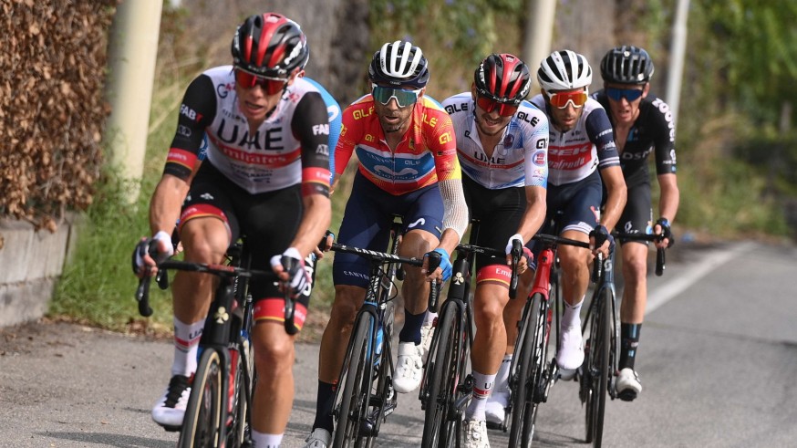 Alejandro Valverde, tercero del grupo, persigue a Nibali en la última etapa del Giro de Sicilia