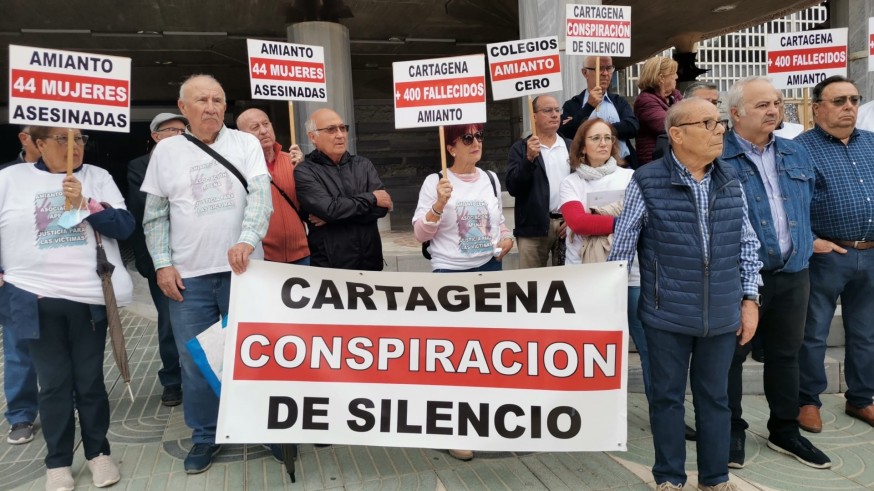 Trabajadores afectados por el amianto se concentran en la puerta de la Asamblea Regional