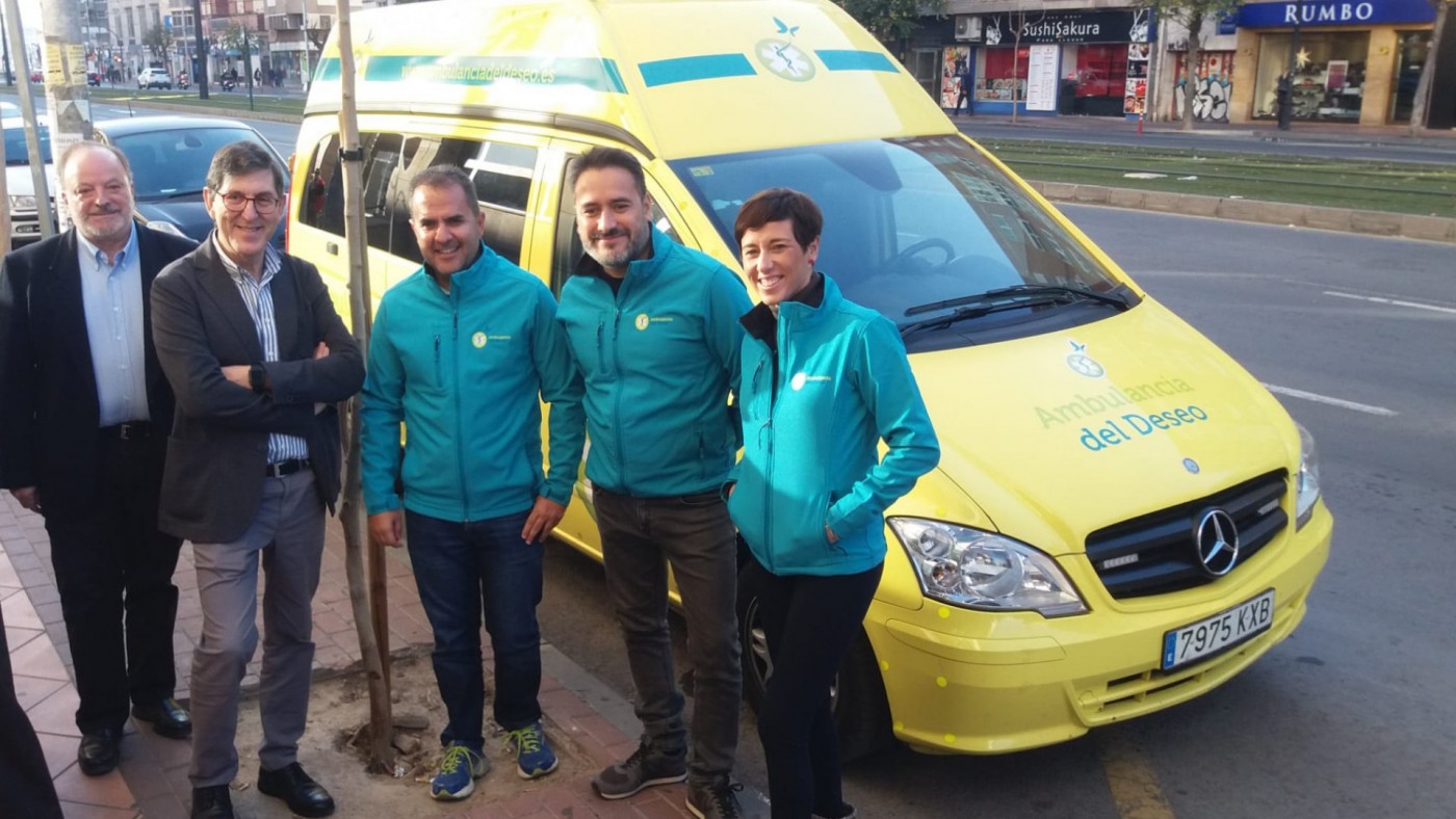 El consejero junto a los miembros de Ambulancia del Deseo. 
