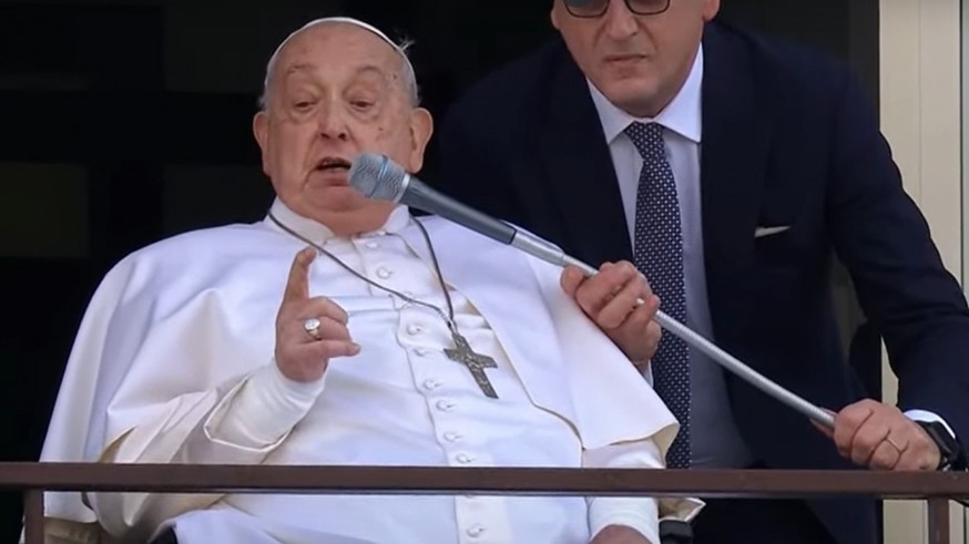 El Papa Francisco sale del hospital con reposo para dos meses