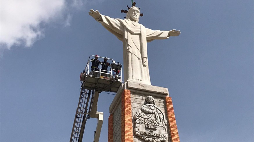 Momento en el que se coloca la réplica del Cristo de Monteagudo