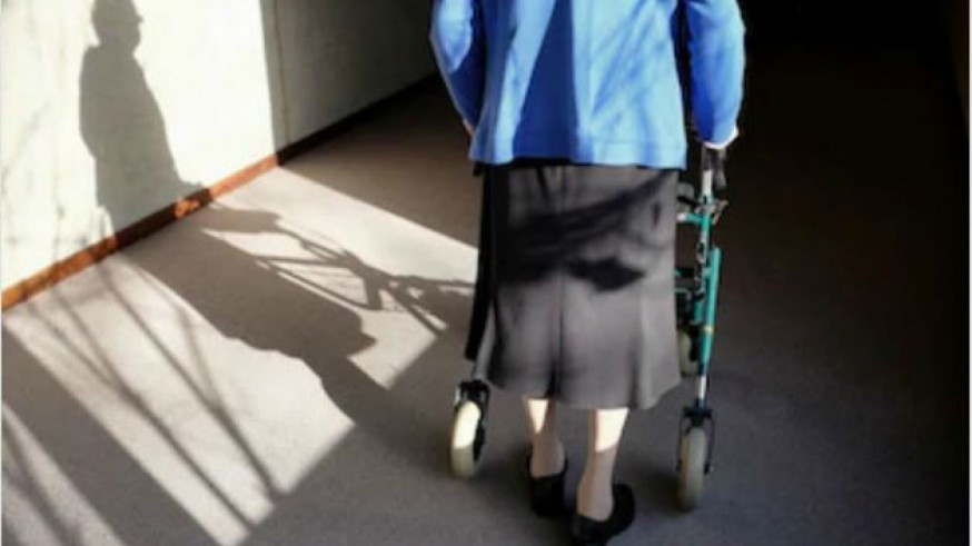 La anciana asaltada caminaba ayudándose de un andador