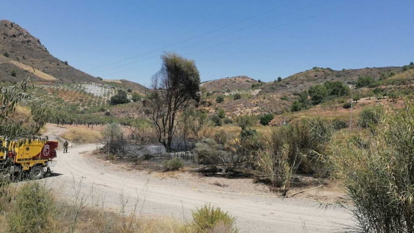 Los efectivos del Plan Infomur sofocan un conato de incendio en la Sierra de La Almenara, en Lorca