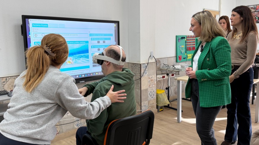 La Comunidad impulsa la autonomía de personas con discapacidad con realidad virtual y guantes robóticos