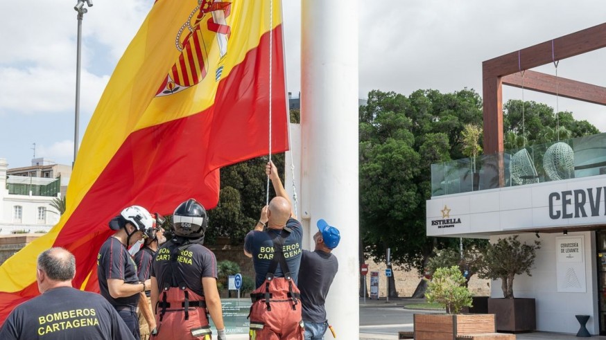 La explanada del puerto de Cartagena luce de nuevo la bandera de España 