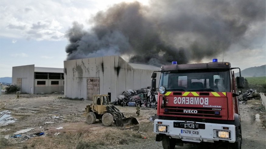 Incendio en un almacén de residuos textiles en Cehegín