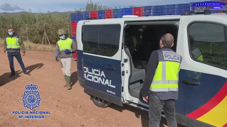 La Policía detiene a 15 personas tras una inspección en una finca agrícola en Águilas
