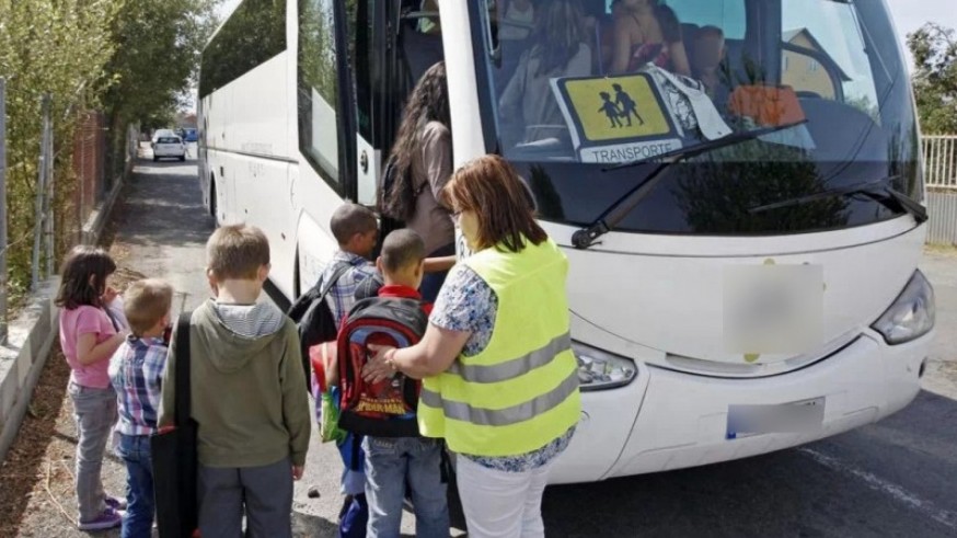 Niños en autobús escolar. Foto: FROET