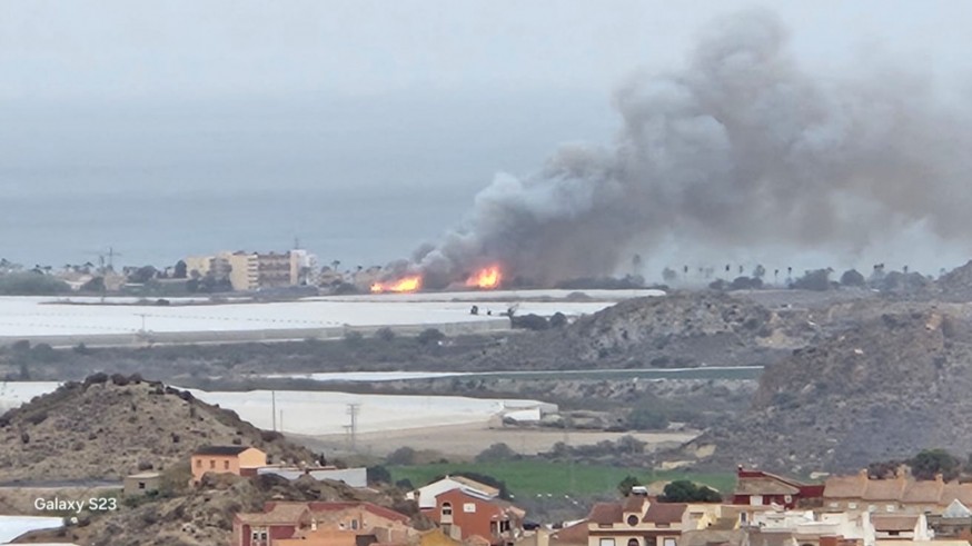 Un incendio en Playa Grande alarma a los vecinos del Puerto de Mazarrón
