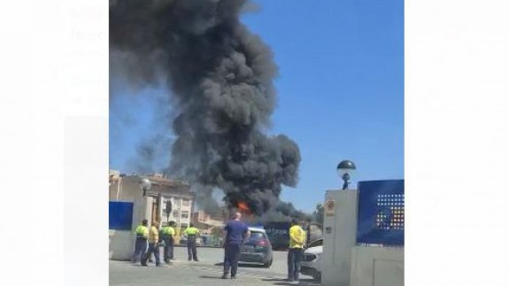 Incendio de un camión en Cash Europa. JOSÉ NAVARRO