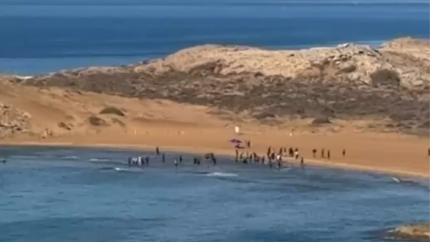 Una lancha rápida trae hasta Calblanque a medio centenar de migrantes