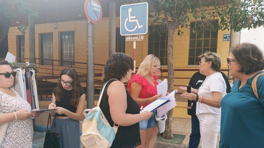 Recogen firmas en Jumilla para pedir que mejore la conexión en autobús con Yecla