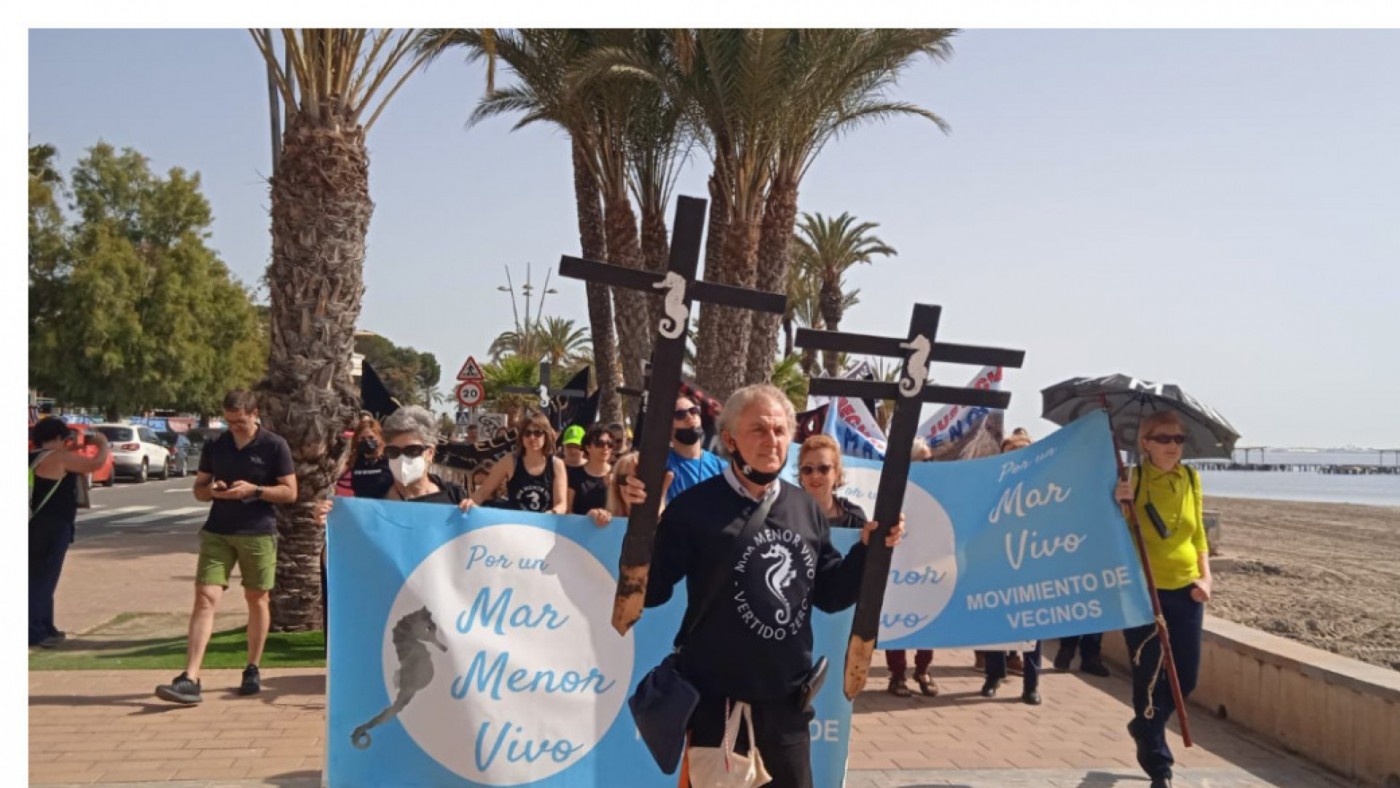 150 personas se manifiestan en la Ribera para pedir soluciones en el Mar Menor
