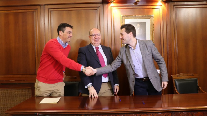 Firma del contrato para el nuevo pabellóndel convenio
