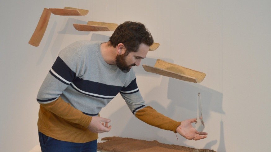 Una exposición reúne en Blanca la obra de más de una treintena de artistas bajo el título de ‘Barro y agua’