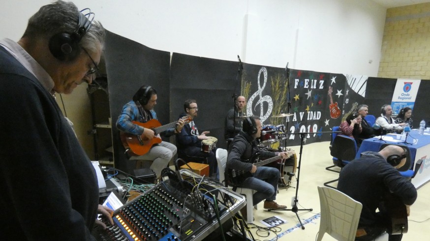 Paco López sonorizando a la banda de rock del Centro Penitenciario Murcia II