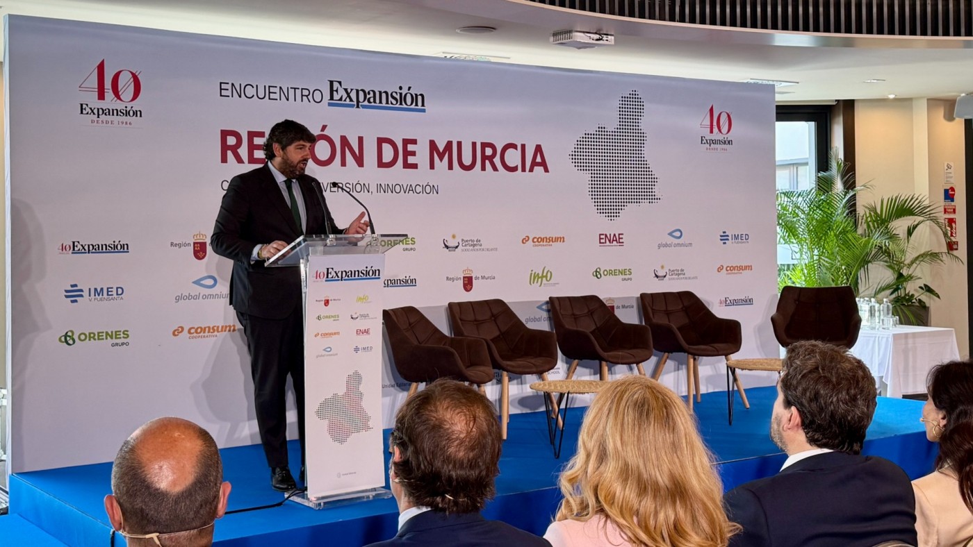 López Miras denuncia el “caos” de la regularización de inmigrantes y el colapso de los ayuntamientos