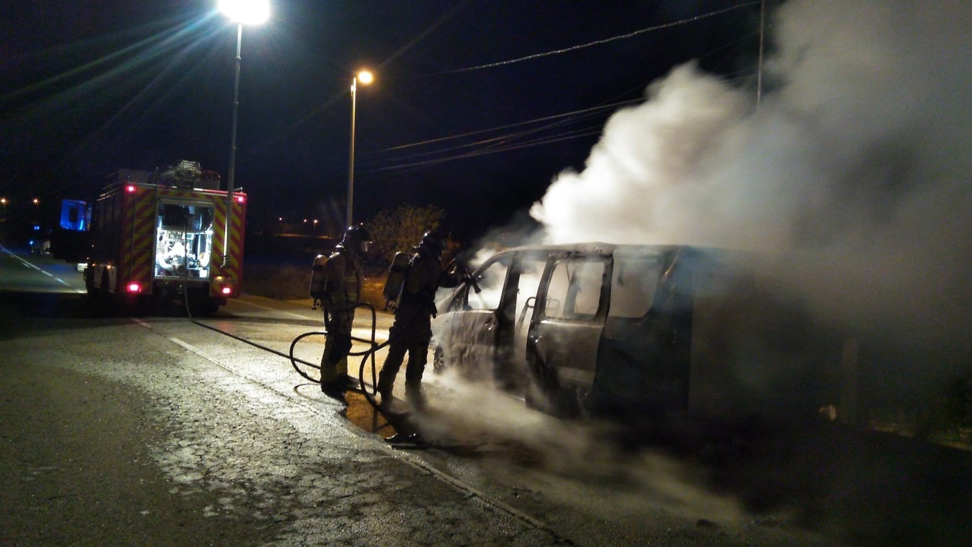 Sin heridos se salda el incendio de un coche en Abanilla