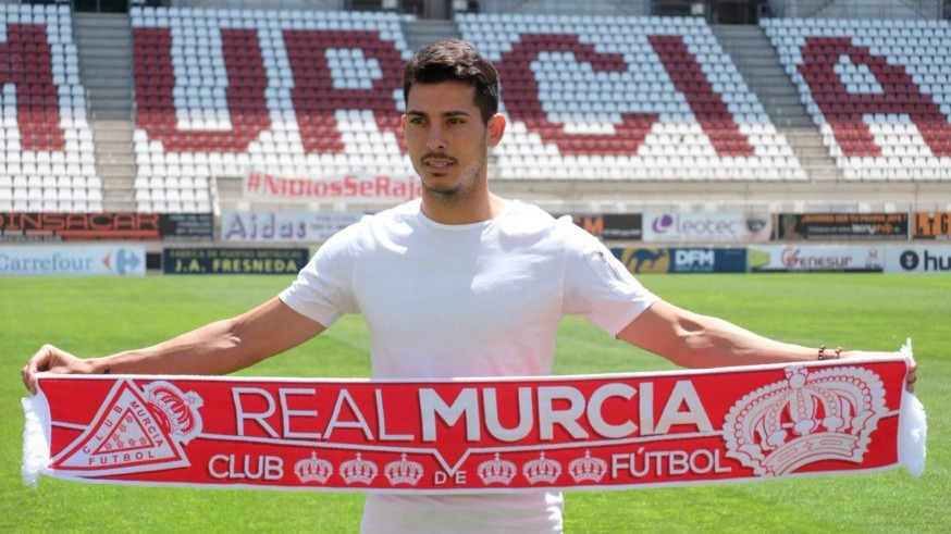 Armando seguirá en el Real Murcia