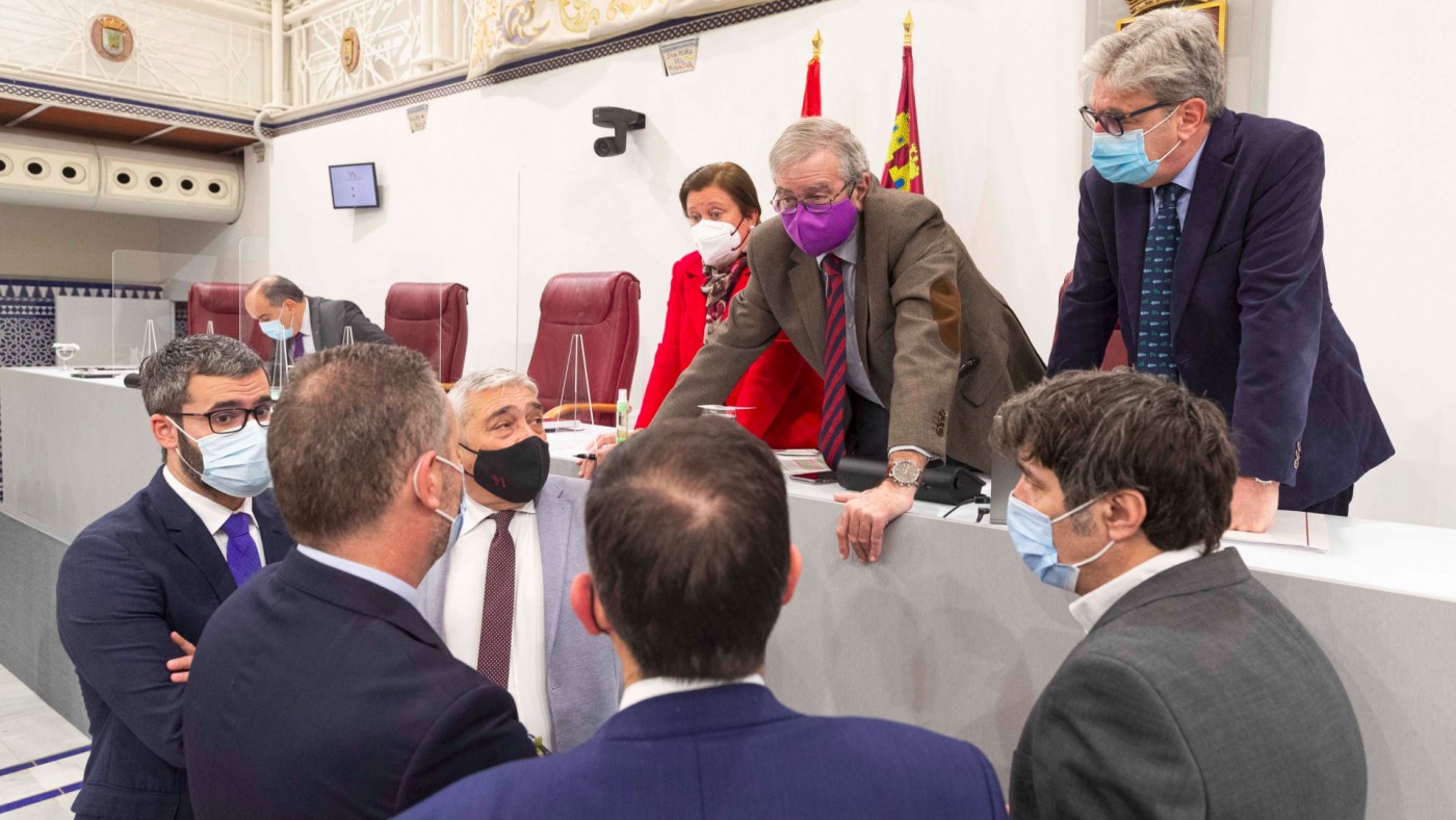 División entre los grupos parlamentarios sobre la posibilidad de elevar al 5% de votos la representación parlamentaria en la Asamblea Regional