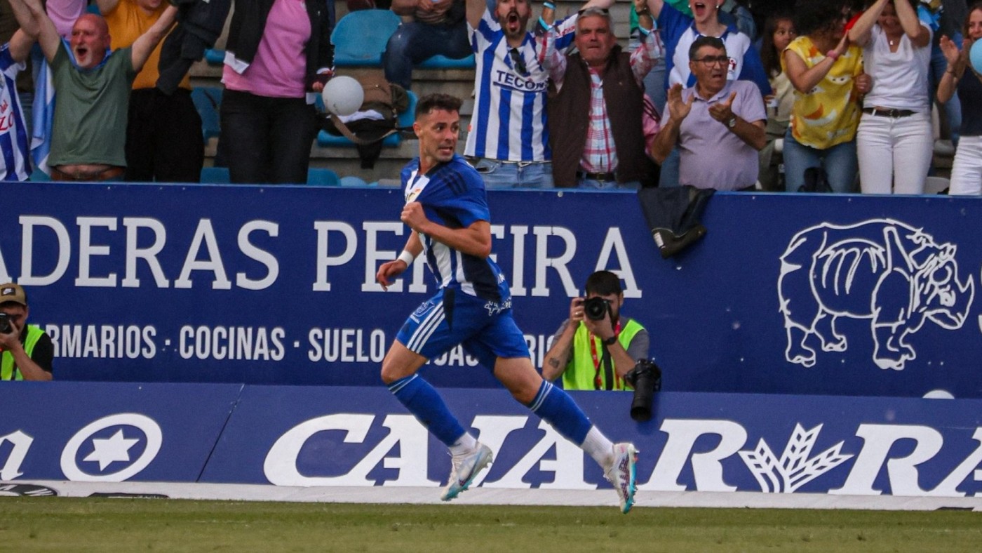 Álvaro Bustos buscará en el Real Murcia su cuarto ascenso a Segunda
