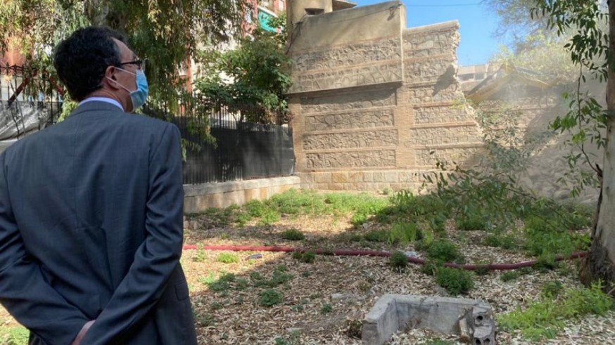 El alcalde de Murcia, José Ballesta, observa el derribo de muros de la Cárcel Vieja