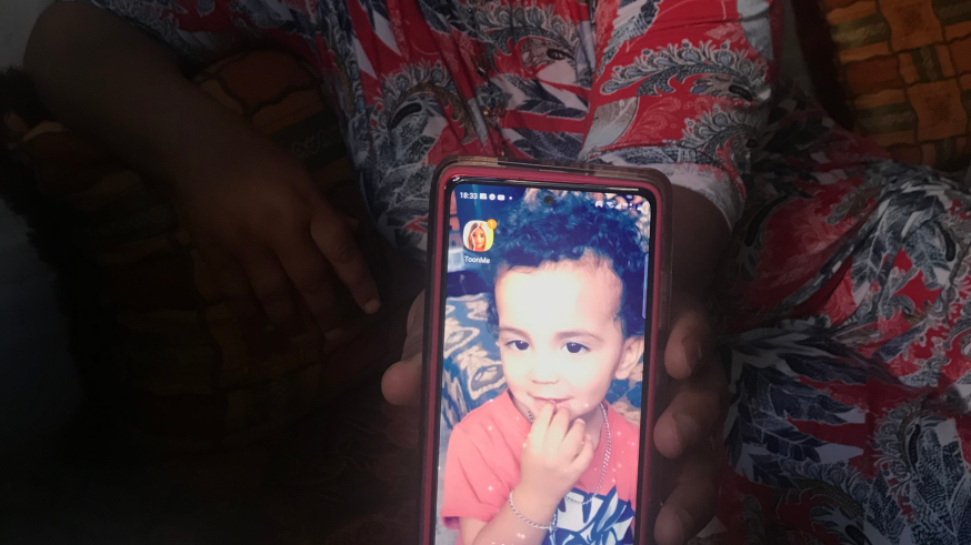 Zakia muestra la foto de su hijo, Wadia. Foto: ORM