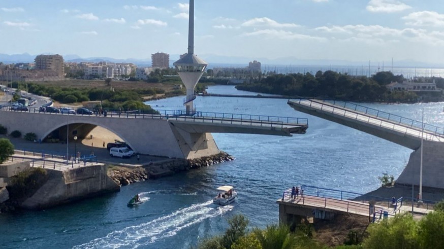 Una nueva avería del puente del Estacio causa grandes retenciones en La Manga 