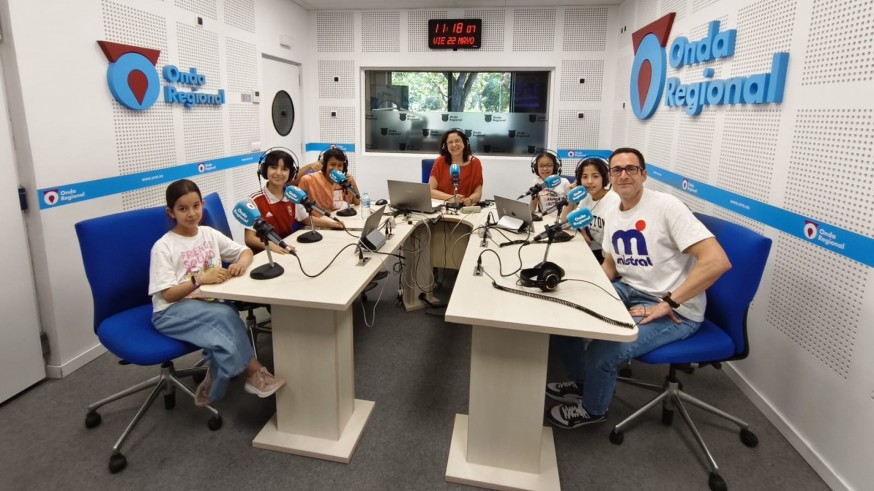 Los alumnos del Colegio Los Rosales de El Palmar llevan su pasión por la radio a Onda Regional
