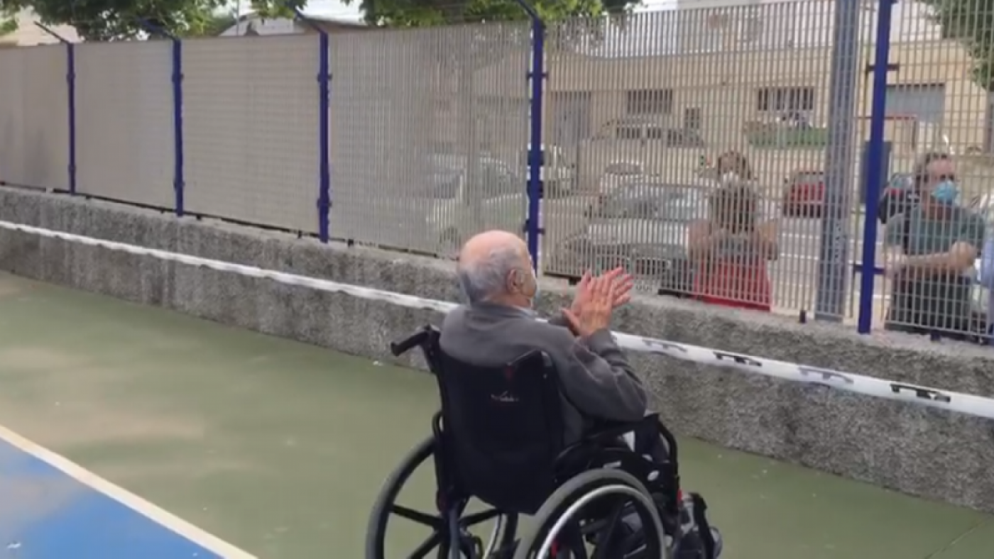 La residencia Amavir de Cartagena saca al jardín a los mayores para que saluden a sus familiares
