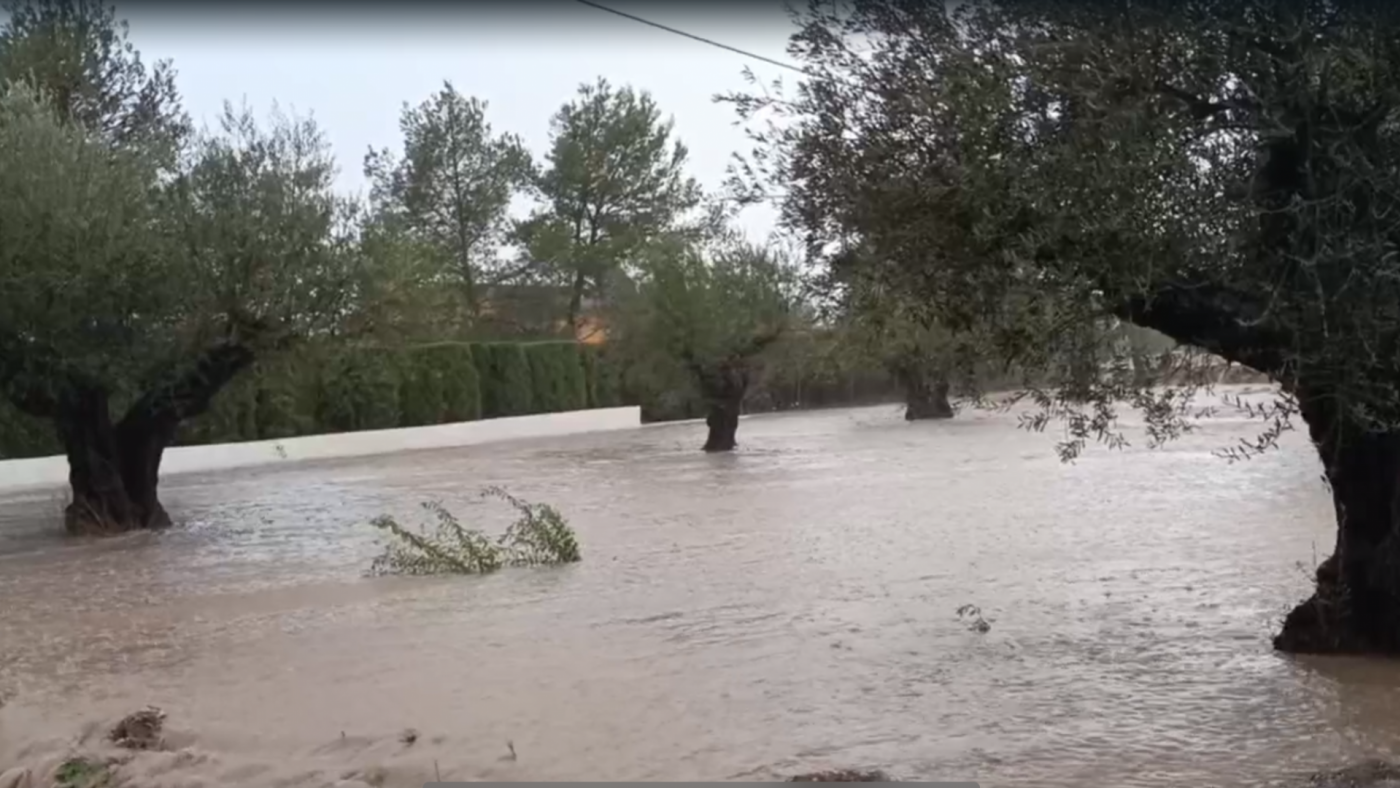 Más de 60 litros de lluvia desbordan ramblas y anegan carreteras en Yecla, ninguna cortada