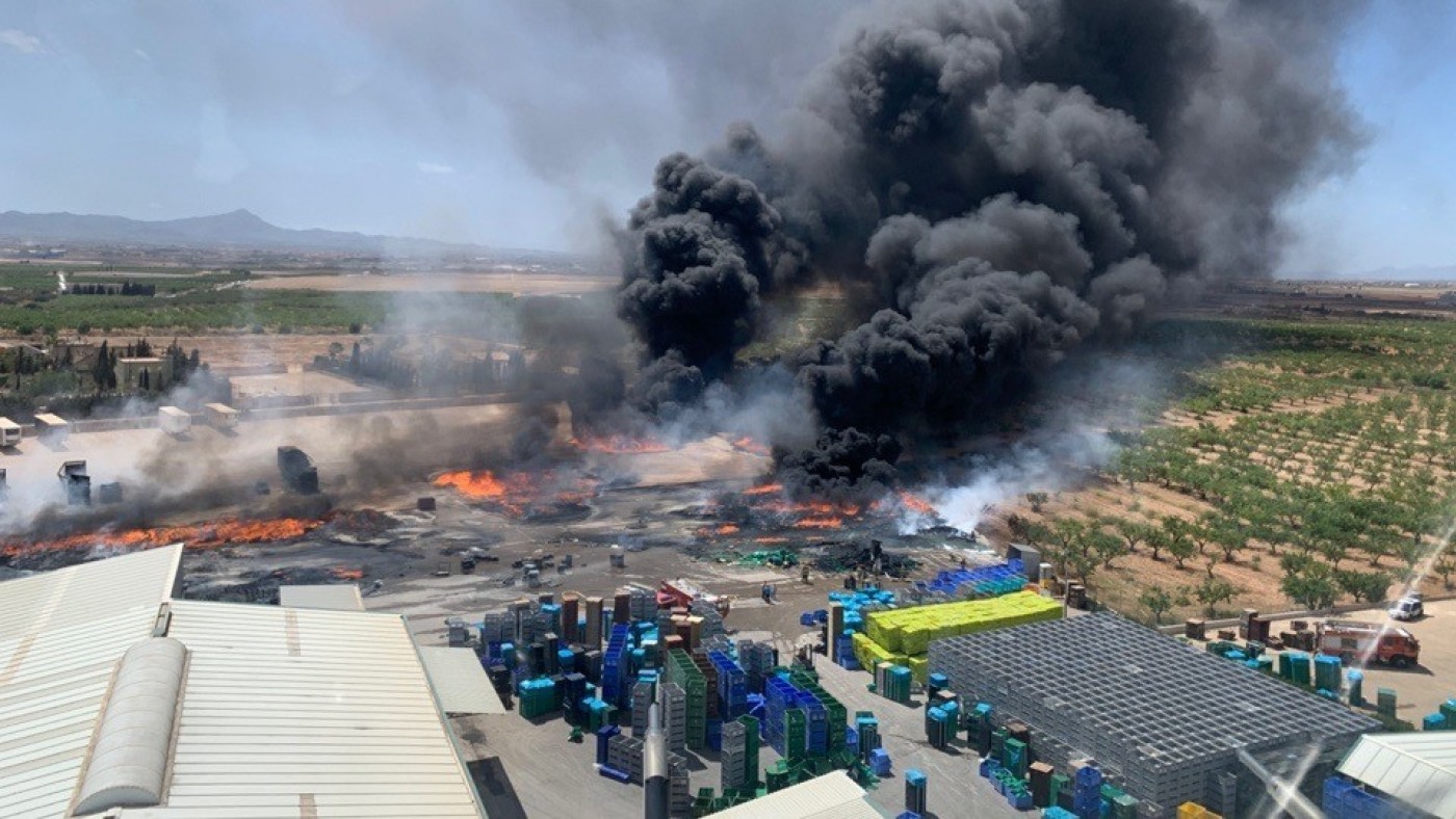 Controlado el incendio en una empresa de Balsapintada en el que ha tenido que intervenir el helicóptero de la Comunidad