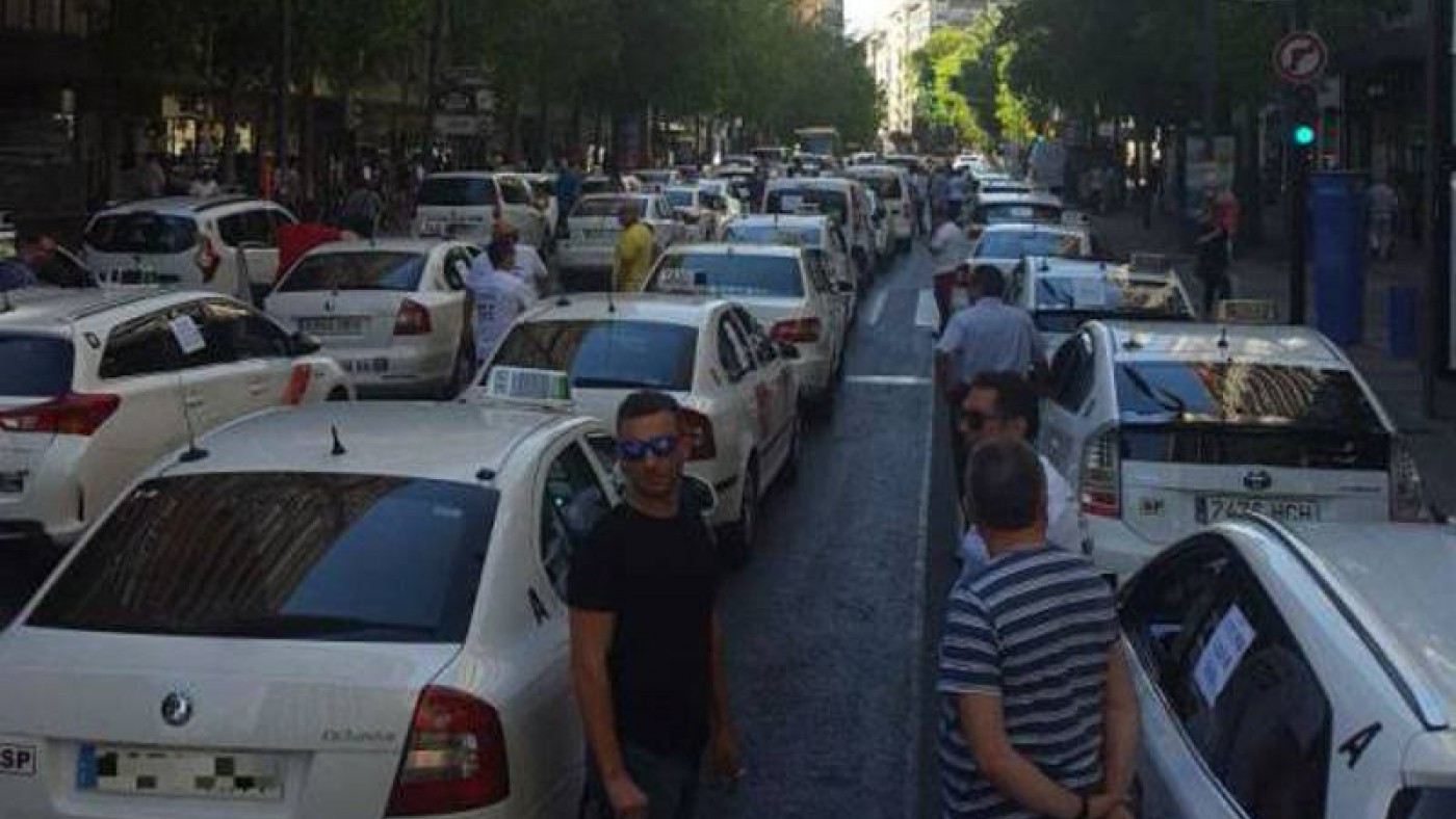 Protesta de los taxistas en la Gran Vía de Murcia