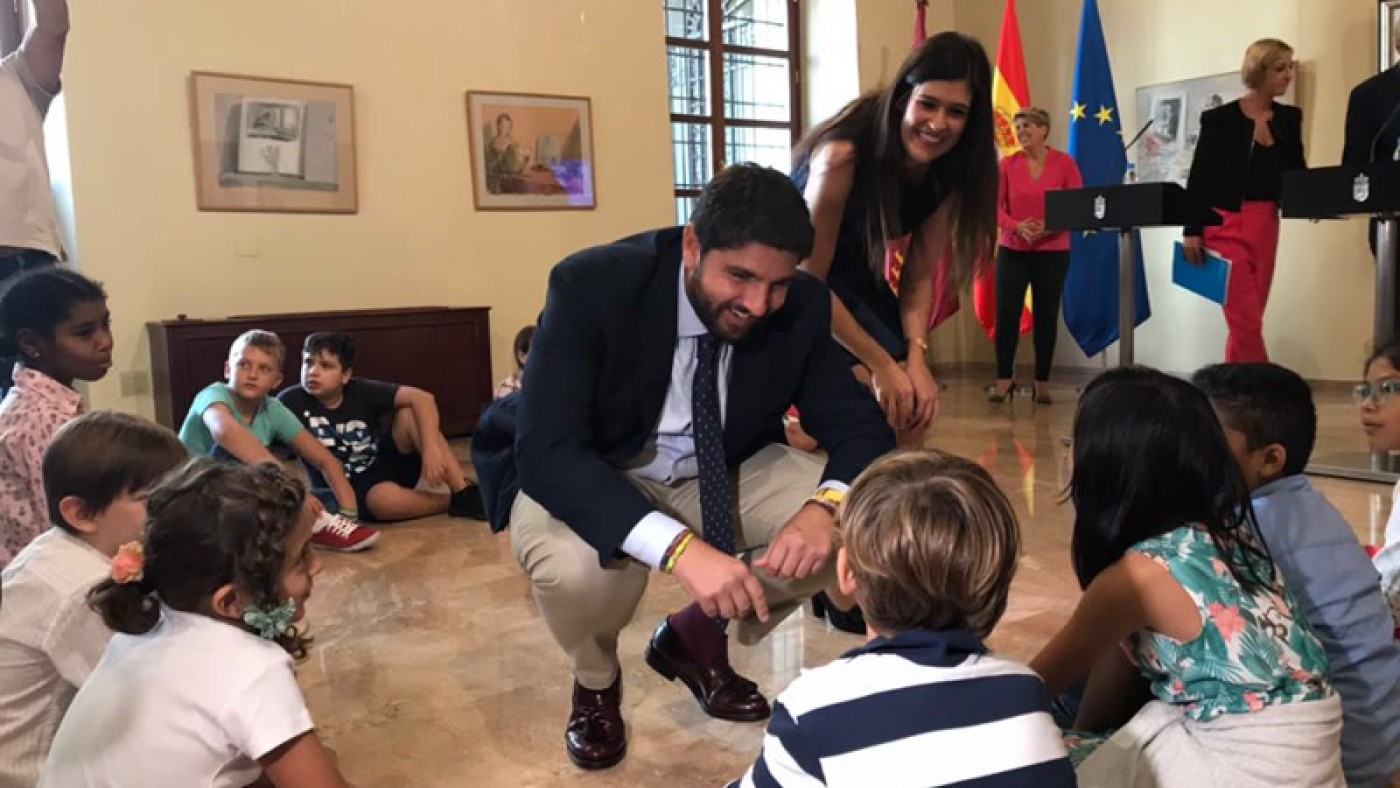 López Miras charlando con algunos niños del colegio Andrés Baquero