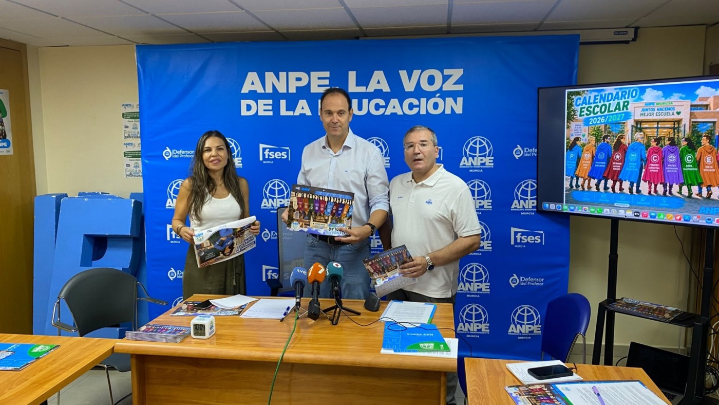 El presidente de Anpe, José Antonio Martinez Robles, acompañado de la secretaria general y el secretario de acción sindical en la sede del sindicato
