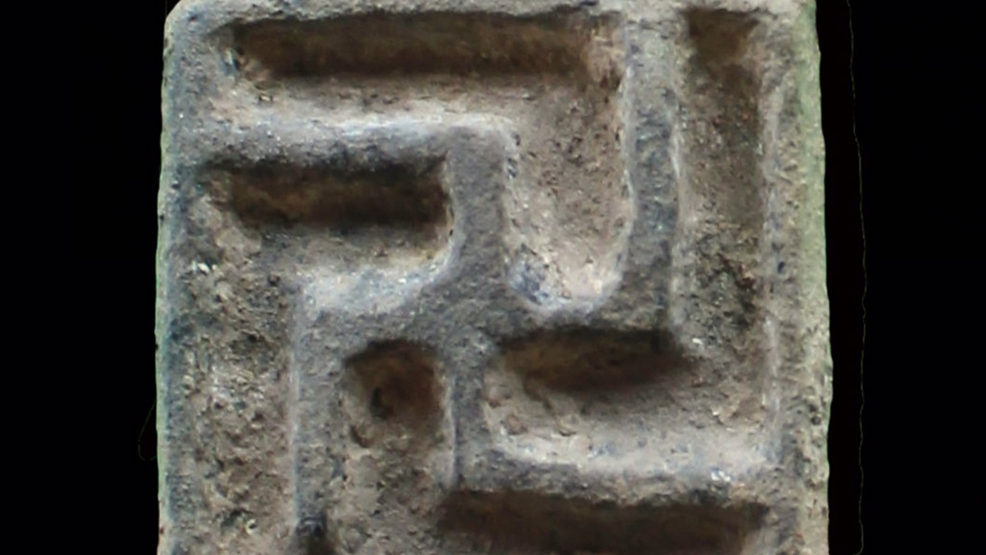 Imagen del sello de bronce con la cruz gamada encontrado en Santomera
