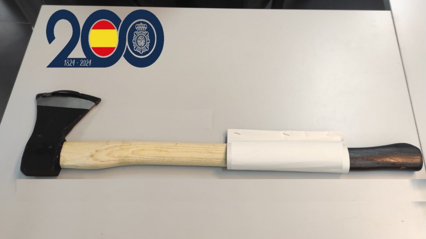 Detenido en Cartagena por amenazar en el interior de un bar con un hacha de grandes dimensiones