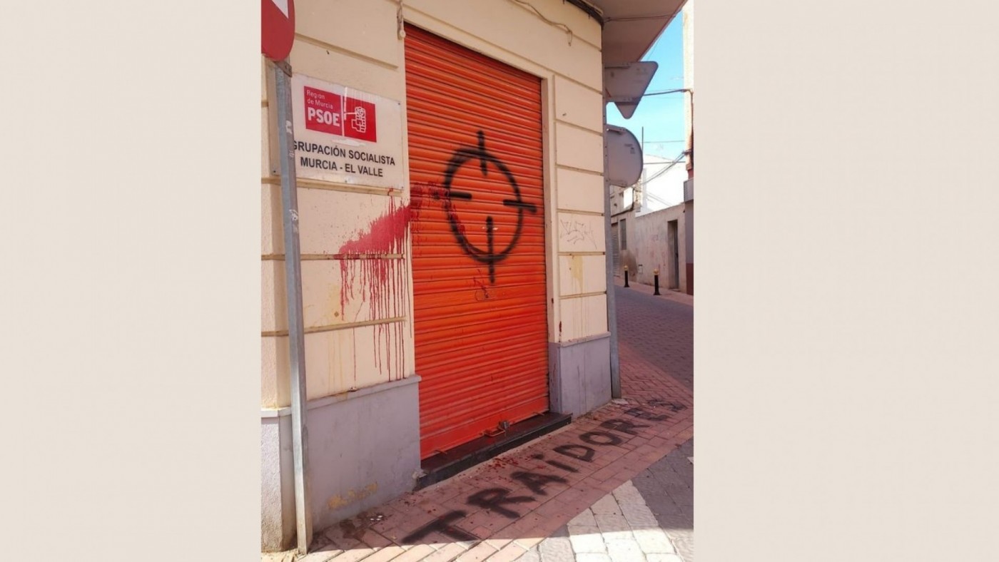 La sede de la agrupación socialista en La Alberca amanece con pintadas