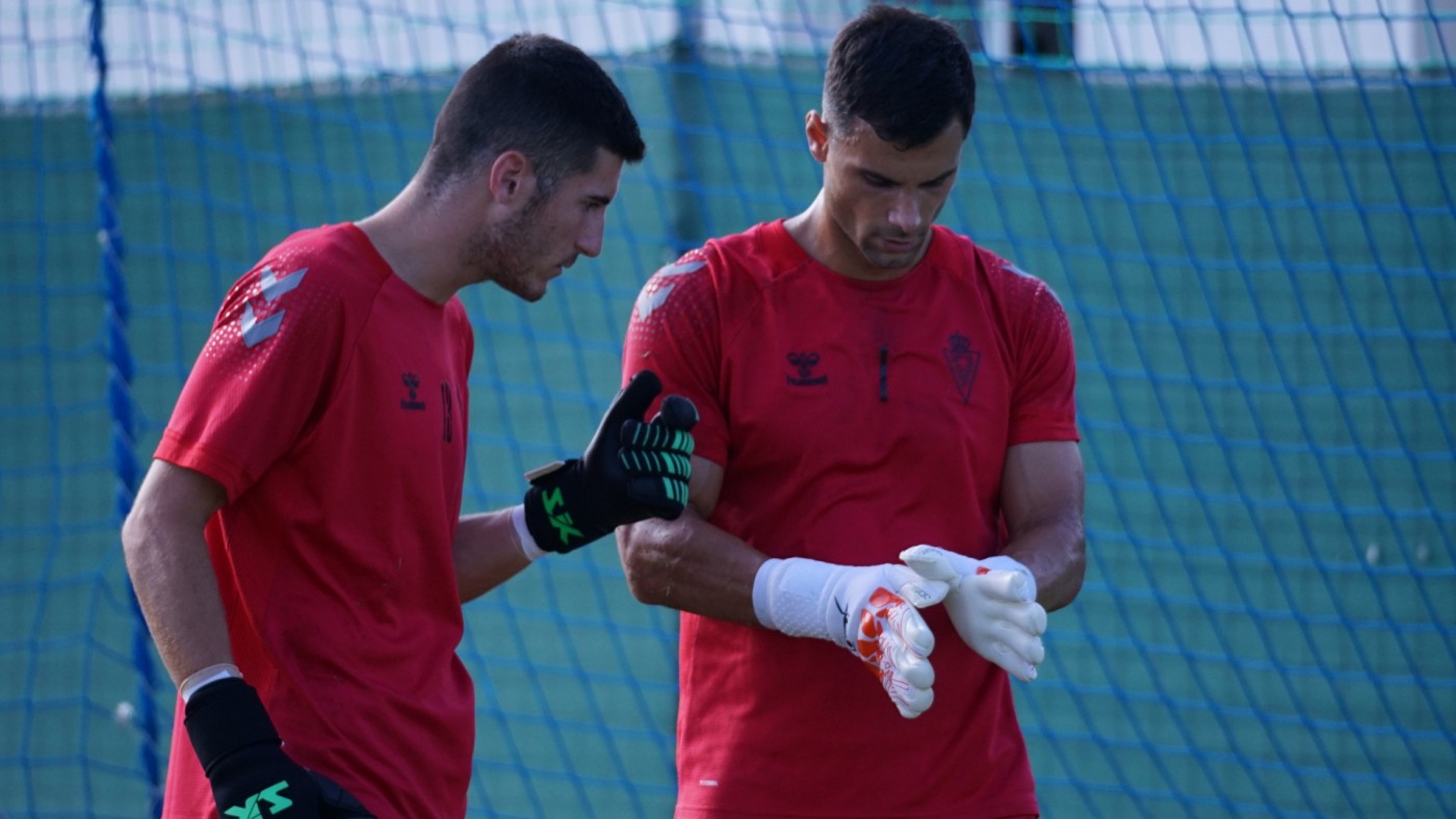 Miguel Serna, con guantes blancos, junto a Gallego en un entrenamiento del Real Murcia
