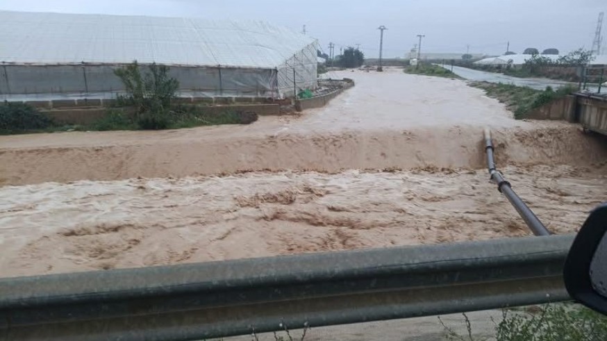 Aviso de crecida de las ramblas de Cobatillas y de La Sala en El Mirador por las fuertes lluvias
