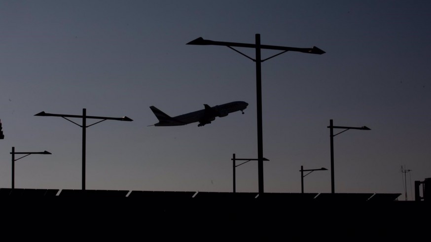 28 pasajeros de un avión huyen por la pista de El Prat tras una falsa emergencia por un parto