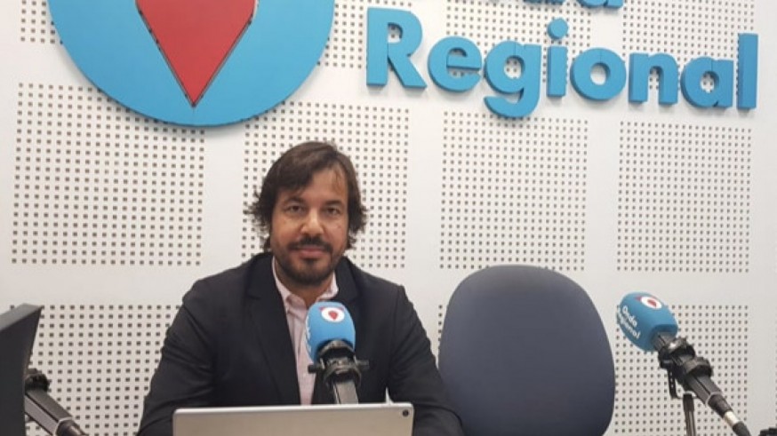 El consejero Miguel Motas en los estudios de Onda Regional