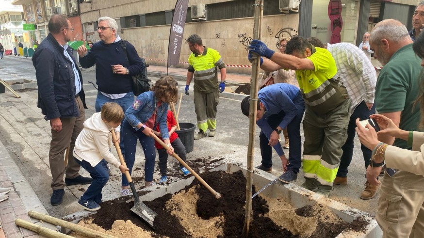 Los niños plantan y bautizan 24 plátanos en la calle Batalla de las Flores de Murcia