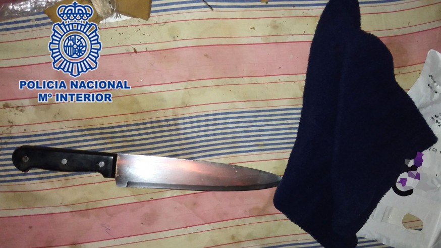 Imagen del cuchillo y el pasamontañas empleados en el suceso