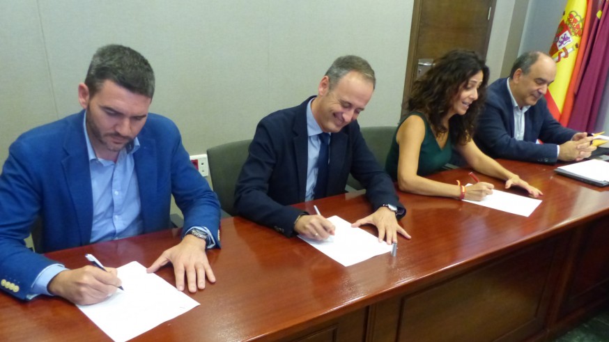 Los consejeros firmando su renuncia