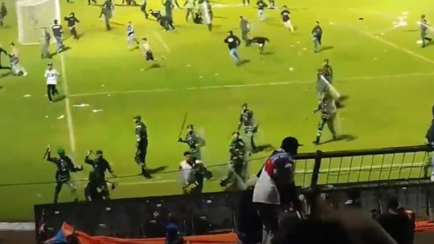 Al menos 174 personas fallecidas en un partido de fútbol en Indonesia